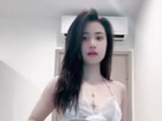 Ragazza vietnamita indossa biancheria intima e prende in giro in diretta mobile