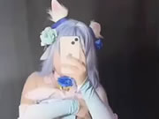 Ragazza carina si fa un selfie con le dita nella figa